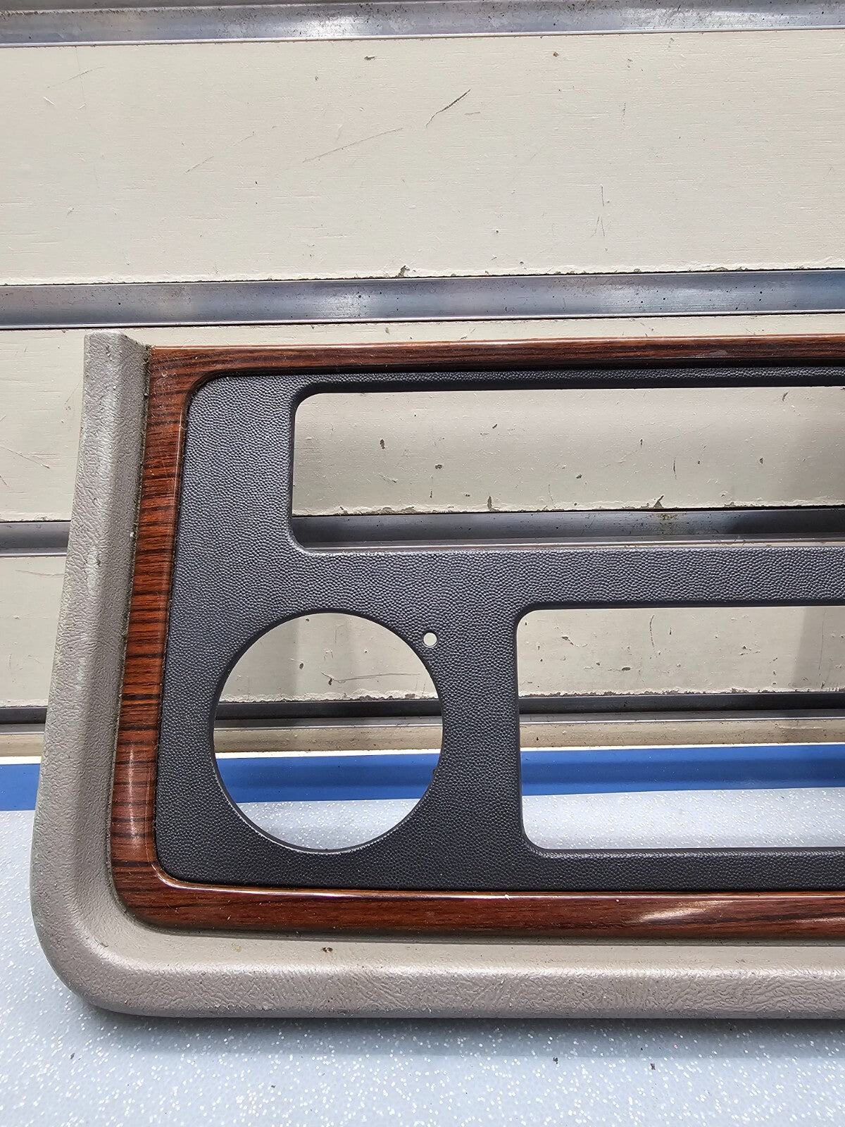 02-06 Cadillac Escalade Radio Dash Trim Bezel with Clock 15072628 gray/woodgrain