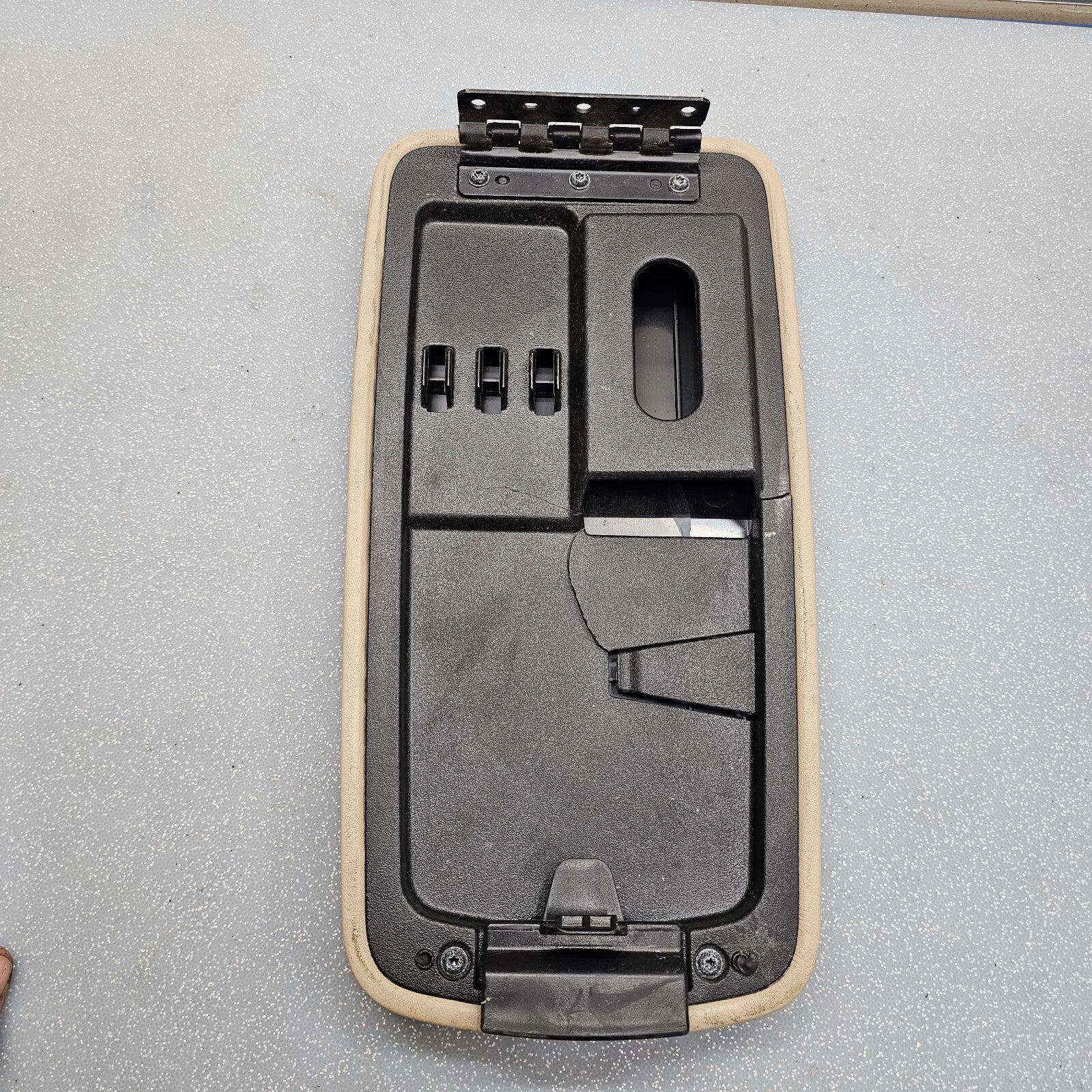 05-09 EQUINOX TORRENT Front Floor Center Console Lid Armrest Top Pad Storage Tan