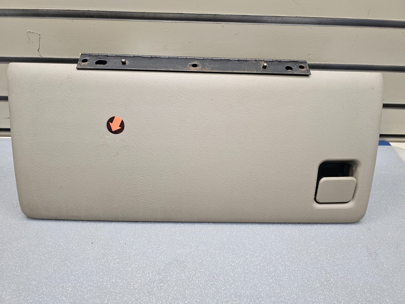 99-06 SILVERADO SIERRA Dash GLOVE BOX Storage Compartment Assembly Light TAN G3
