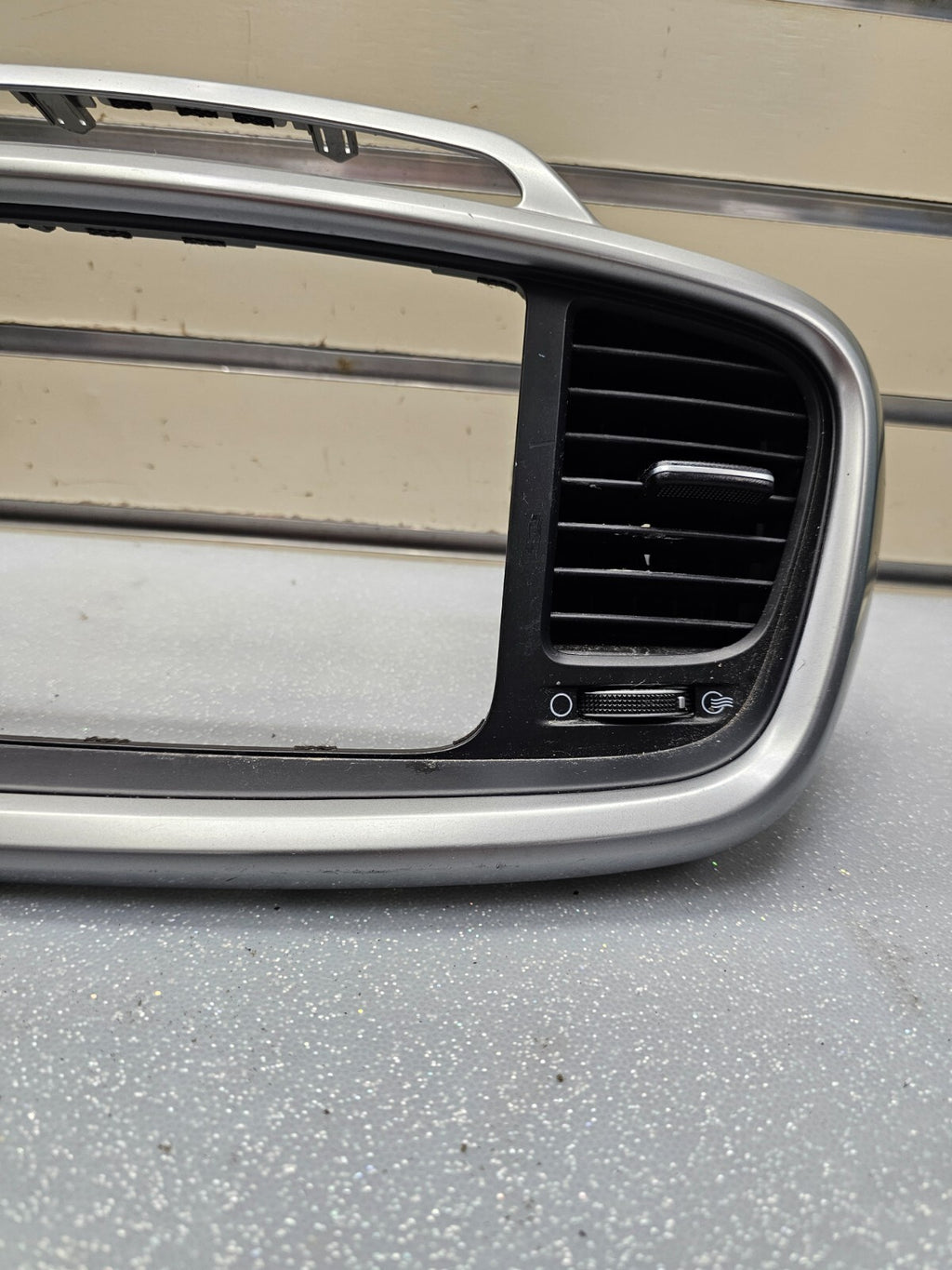 🔥16-18 KIA SORENTO CENTER DASH RADIO SURROUND BEZEL TRIM PANEL Assembly Silver