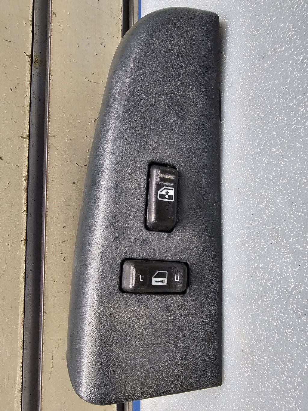 99-02 Silverado SIERRA Front RIGHT Passenger Power Window Switch Lock Black WS3