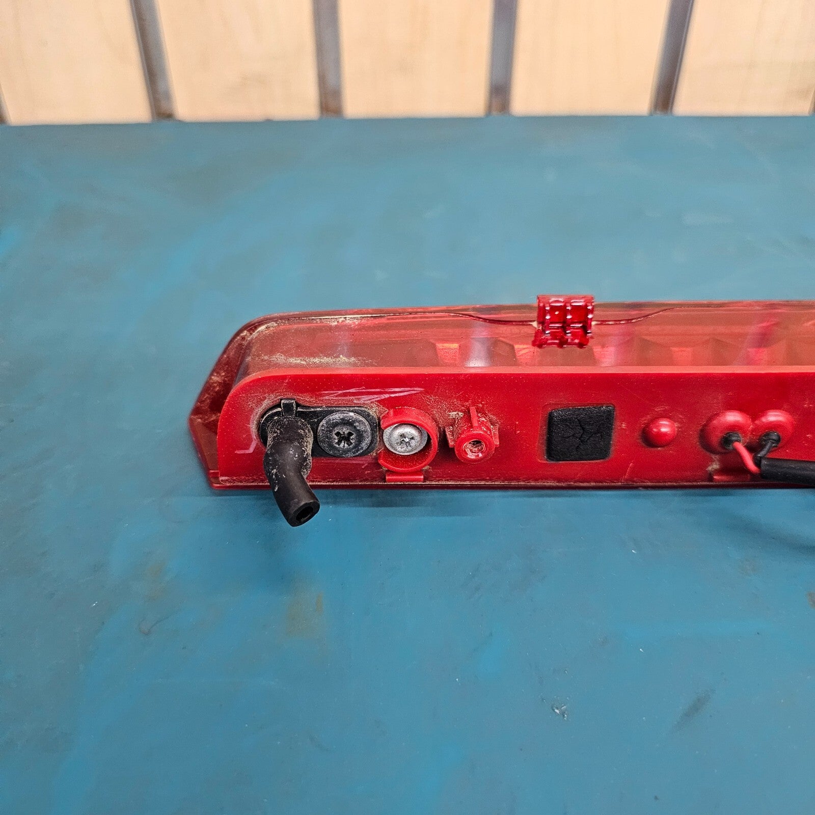 🔥08-10 VUE 10-13 CAPTIVA CENTER THIRD HIGH MOUNT BRAKE TAIL LIGHT LAMP ASSEMBLY