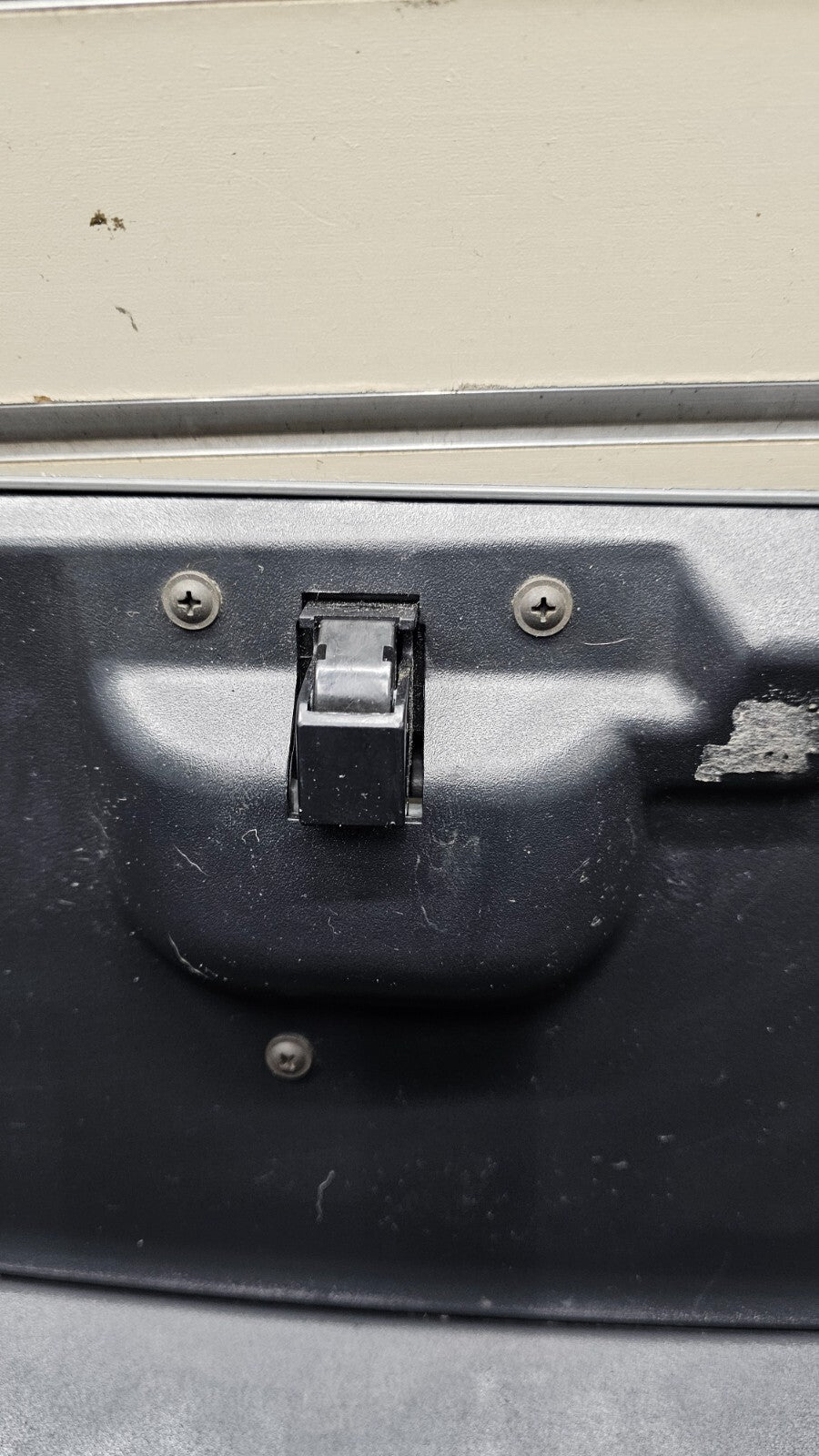 🔥01-07 CARAVAN TOWN COUNTRY VOYAGER DASH GLOVE BOX COMPARTMENT ASSEMBLY GRAY