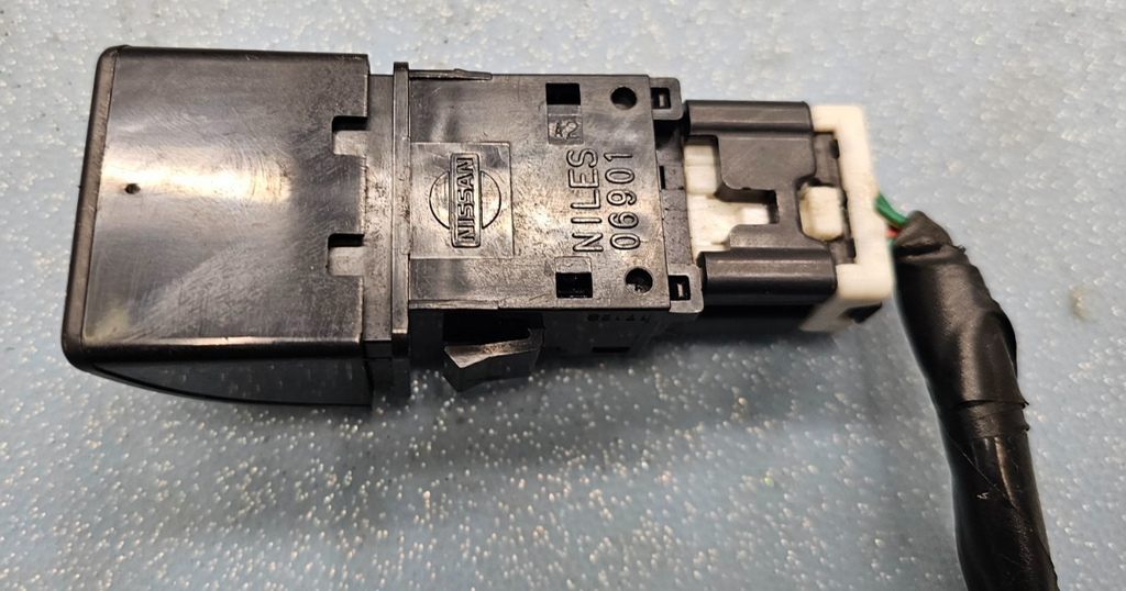 🔥02-04 Nissan Xterra Frontier hazard emergency light switch Niles