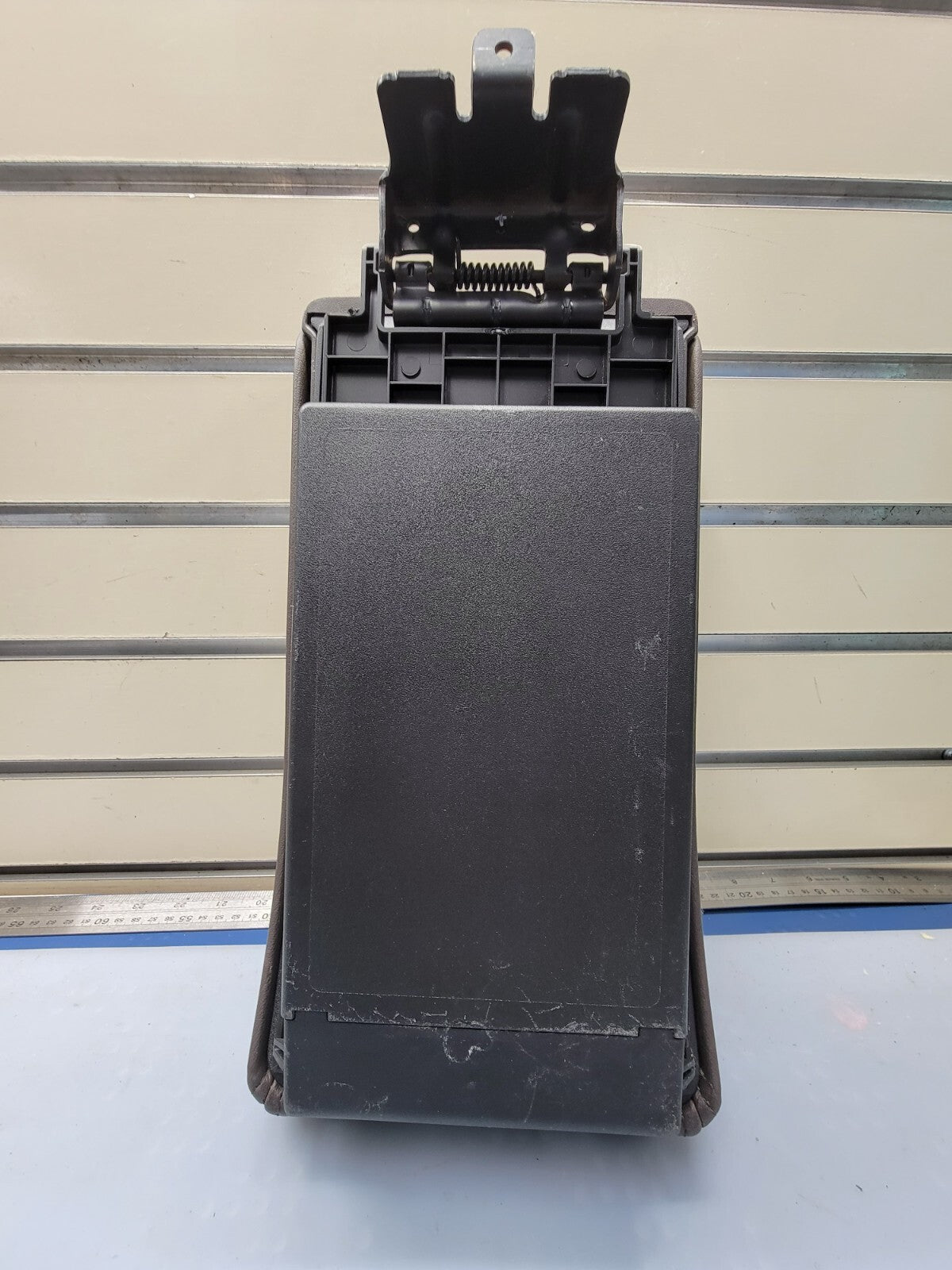 🔥08-12 Chevy Malibu FRONT CONSOLE LID ARMREST ASSEMBLY SLIDING STORAGE BLACK