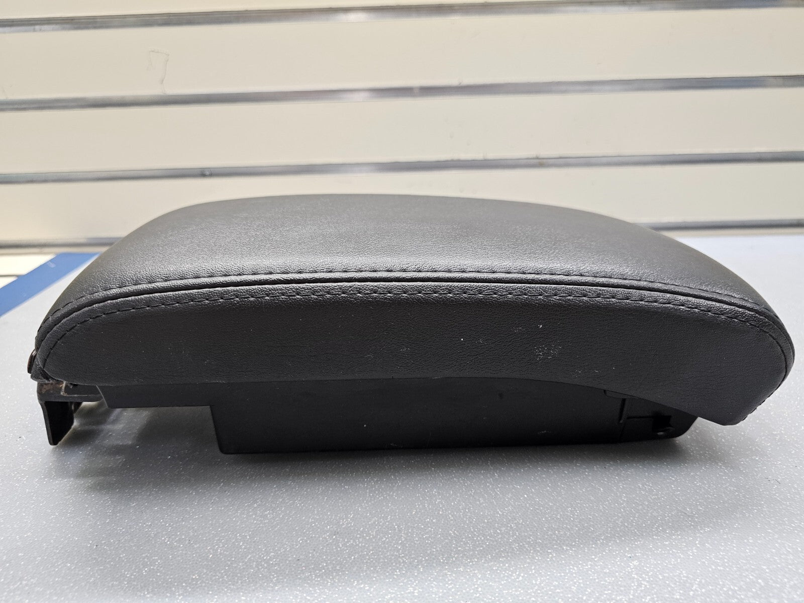 🔥08-12 Chevy Malibu CENTER CONSOLE LID ARMREST ASSEMBLY STORAGE COVER BLACK OEM