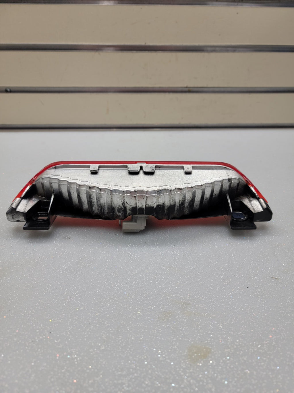 03-08 VIBE MATRIX OEM CENTER 3RD THIRD HIGH MOUNT BRAKE LIGHT LAMP/VM