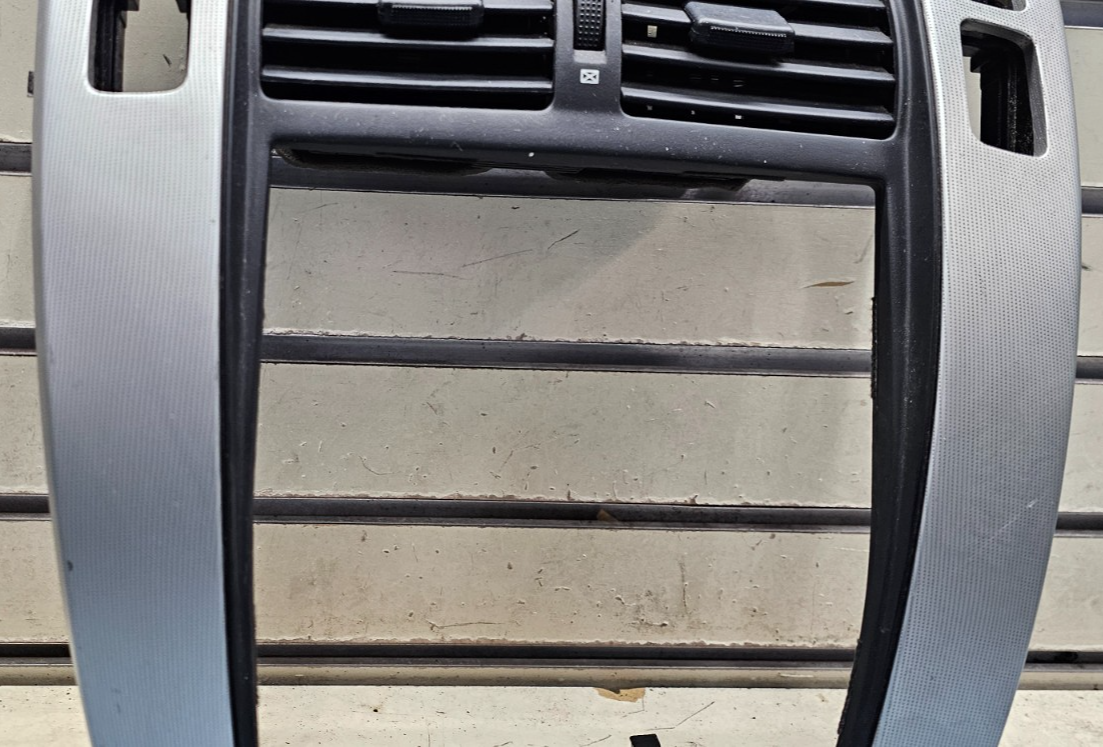 05-09 Tucson Dash Front Radio Audio Stereo Climate Trim Panel Bezel Silver/Black