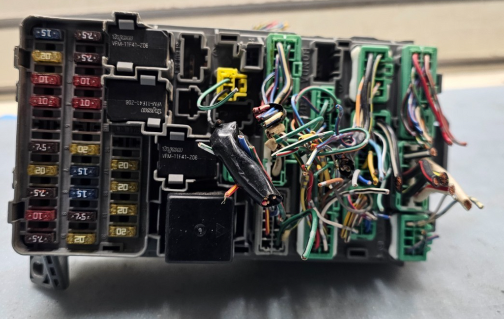 🔥01-05 HONDA CIVIC Relay Fuse Box Body Control Module Junction Unit Integrated