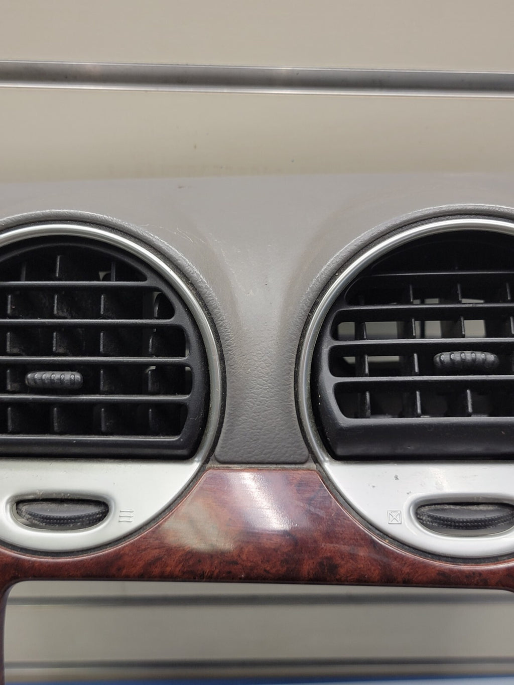 🔥03-08 GMC ENVOY XL FRONT RADIO DASH VENT BEZEL CLIMATE CONTROL WOODGRAIN B45
