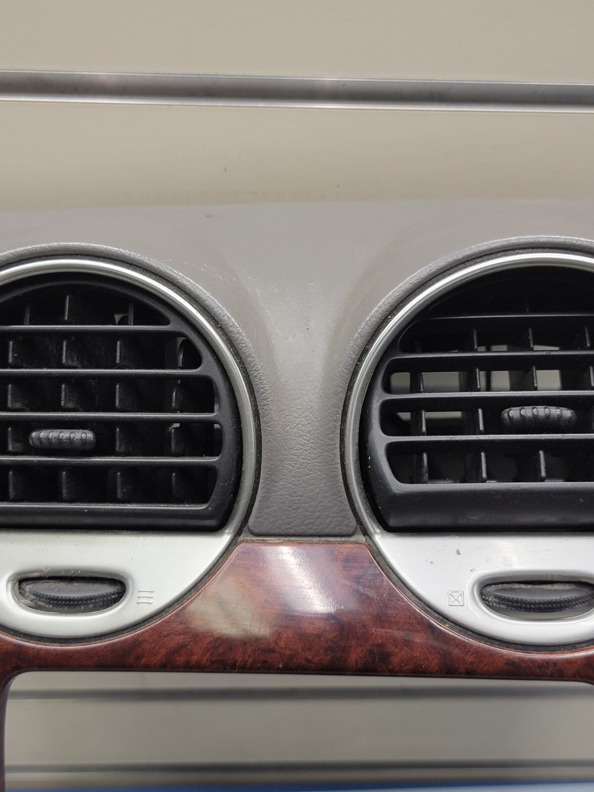 🔥03-08 GMC ENVOY XL FRONT RADIO DASH VENT BEZEL CLIMATE CONTROL WOODGRAIN B45