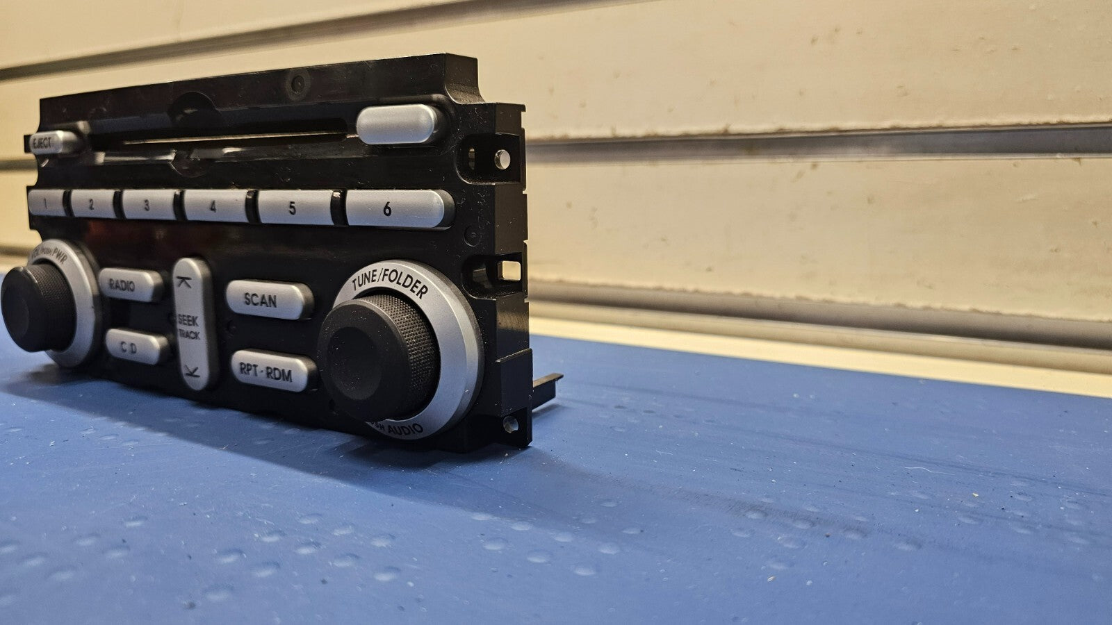 06-08 Mitsubishi ENDEAVOR Dash AM FM Radio CD Player Control Stereo Assembly OEM