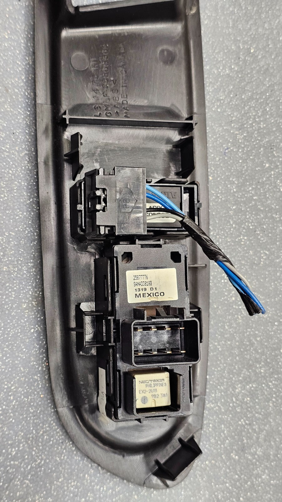 🔥09-12 Traverse Front Right Passenger Window Power Door Switch Bezel Black
