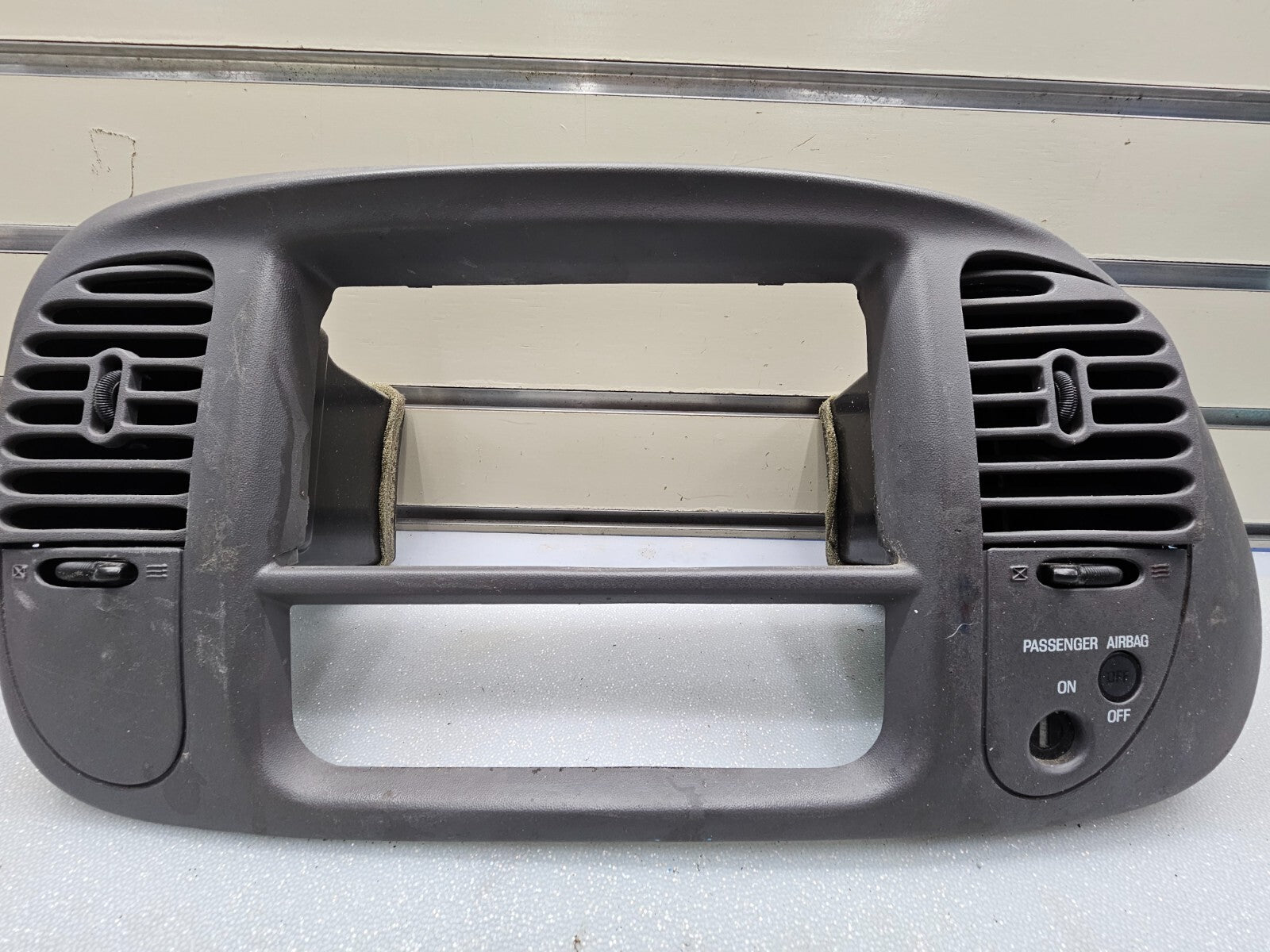 🔥1997-2003 Ford F150 Center Dash Radio Climate BEZEL Temp 🔴AIRBG Panel GRAY B1
