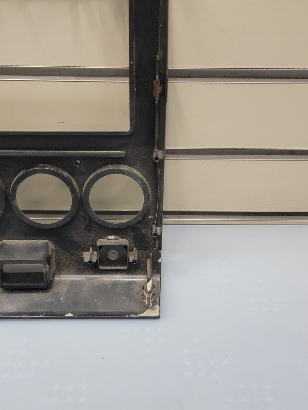 🔥2004-2007 NISSAN ARMADA STEREO RADIO DASH SURROUND PANEL TRIM BEZEL GREY