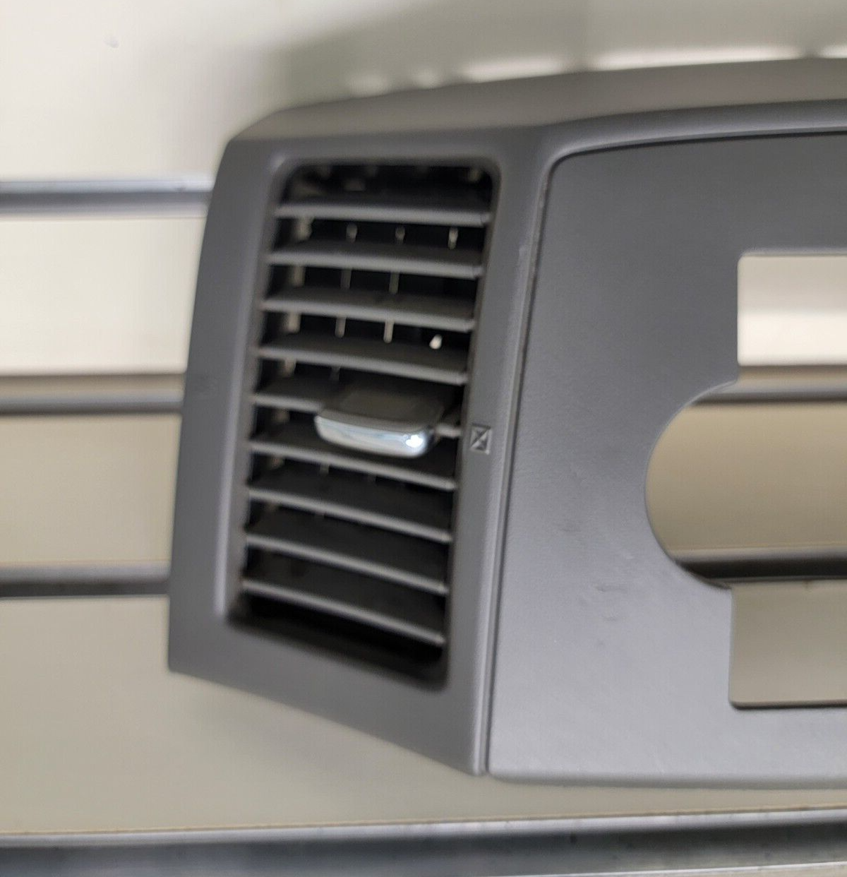 🔥2005-2007 Jeep Grand Cherokee Dash RADIO TRIM BEZEL W VENTS Gray B30