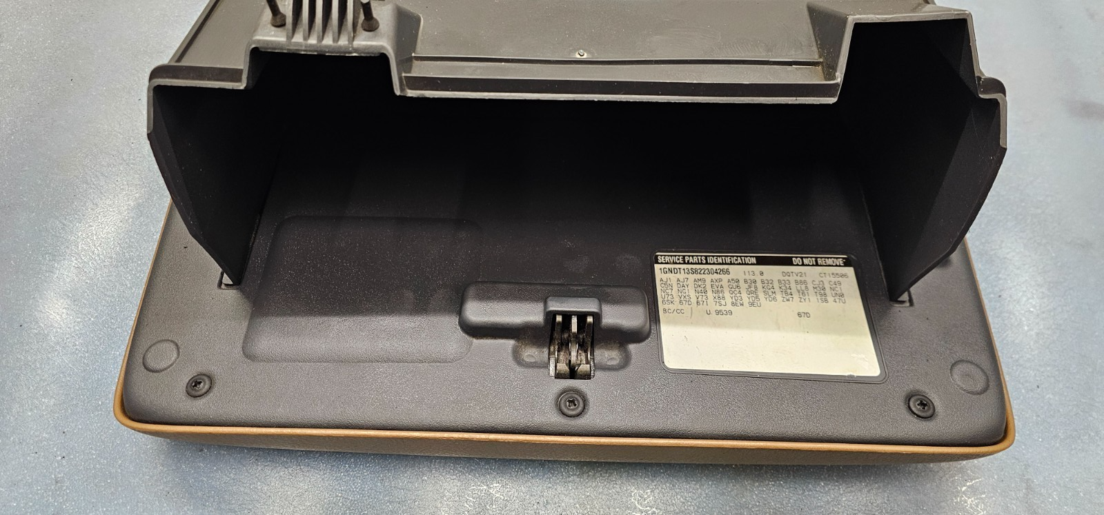 02-05 trailblazer Envoy Rainier Dash Glove Box Storage Compartment Assembly Tan