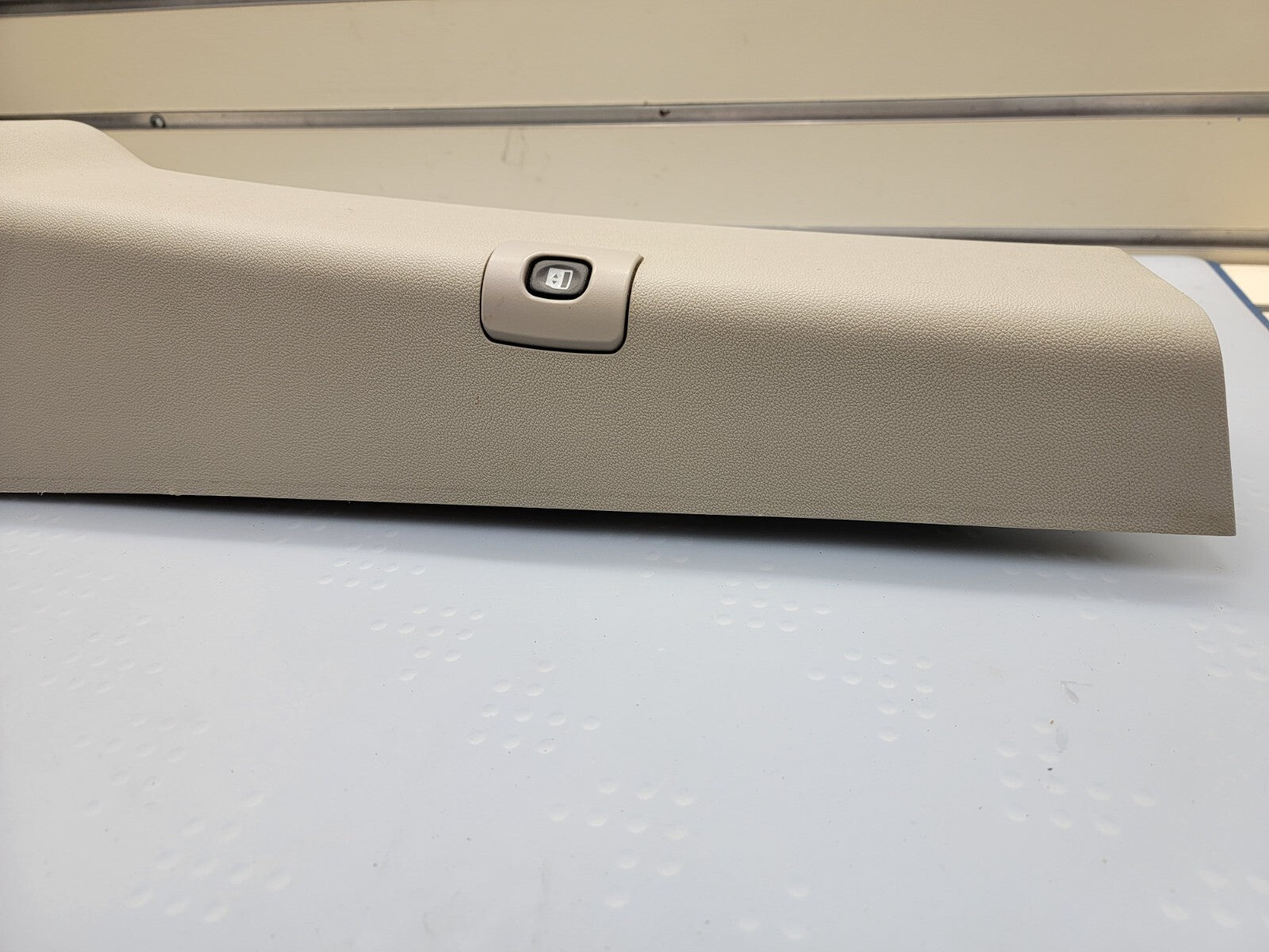 12 - 16 DODGE GRAND CARAVAN LOWER B PILLAR TRIM COVER PASSENGER SIDE RIGHT TAN