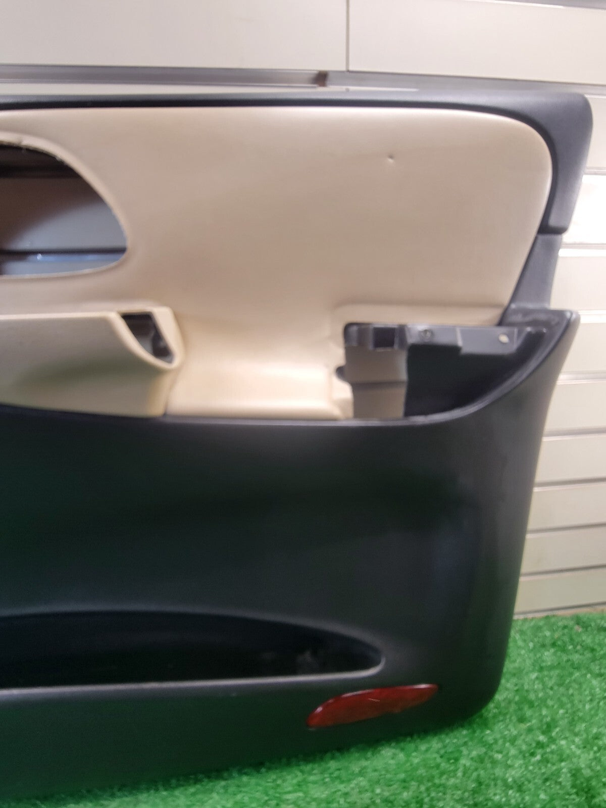 🔥2002-2009 CHEVY TRAILBLAZER Door Panel Front PASSENGER armrest BLACK/TAN D8