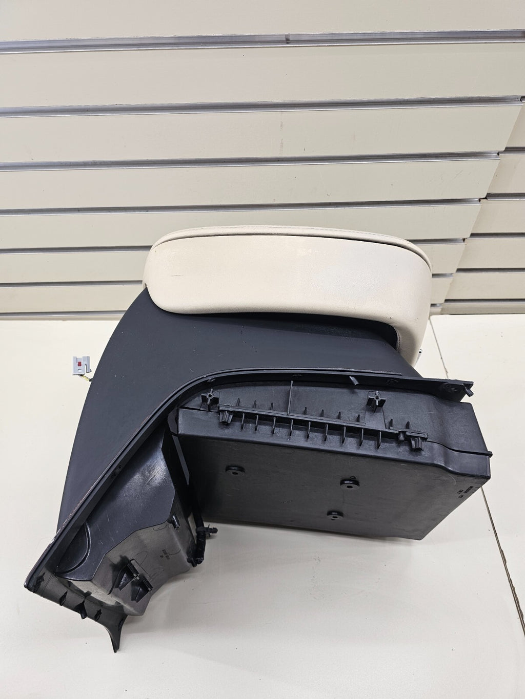 🔥07-08 CADILLAC ESCALADE ESV CENTER FLOOR CONSOLE ARM REST PANEL LIGHT TAN OEM