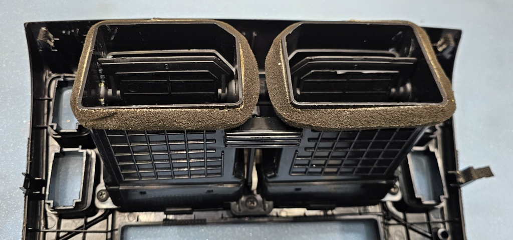 05-09 Tucson Dash Front Radio Audio Stereo Climate Trim Panel Bezel Silver/Black