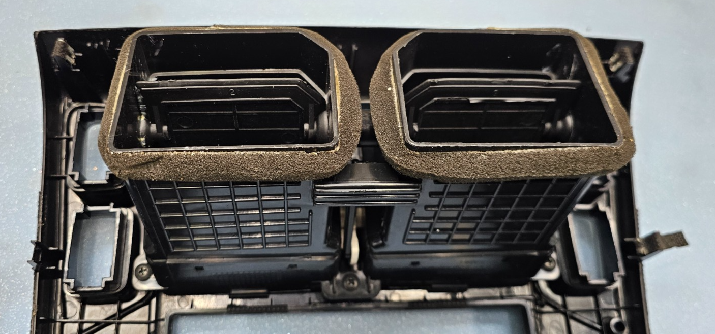 05-09 Tucson Dash Front Radio Audio Stereo Climate Trim Panel Bezel Silver/Black