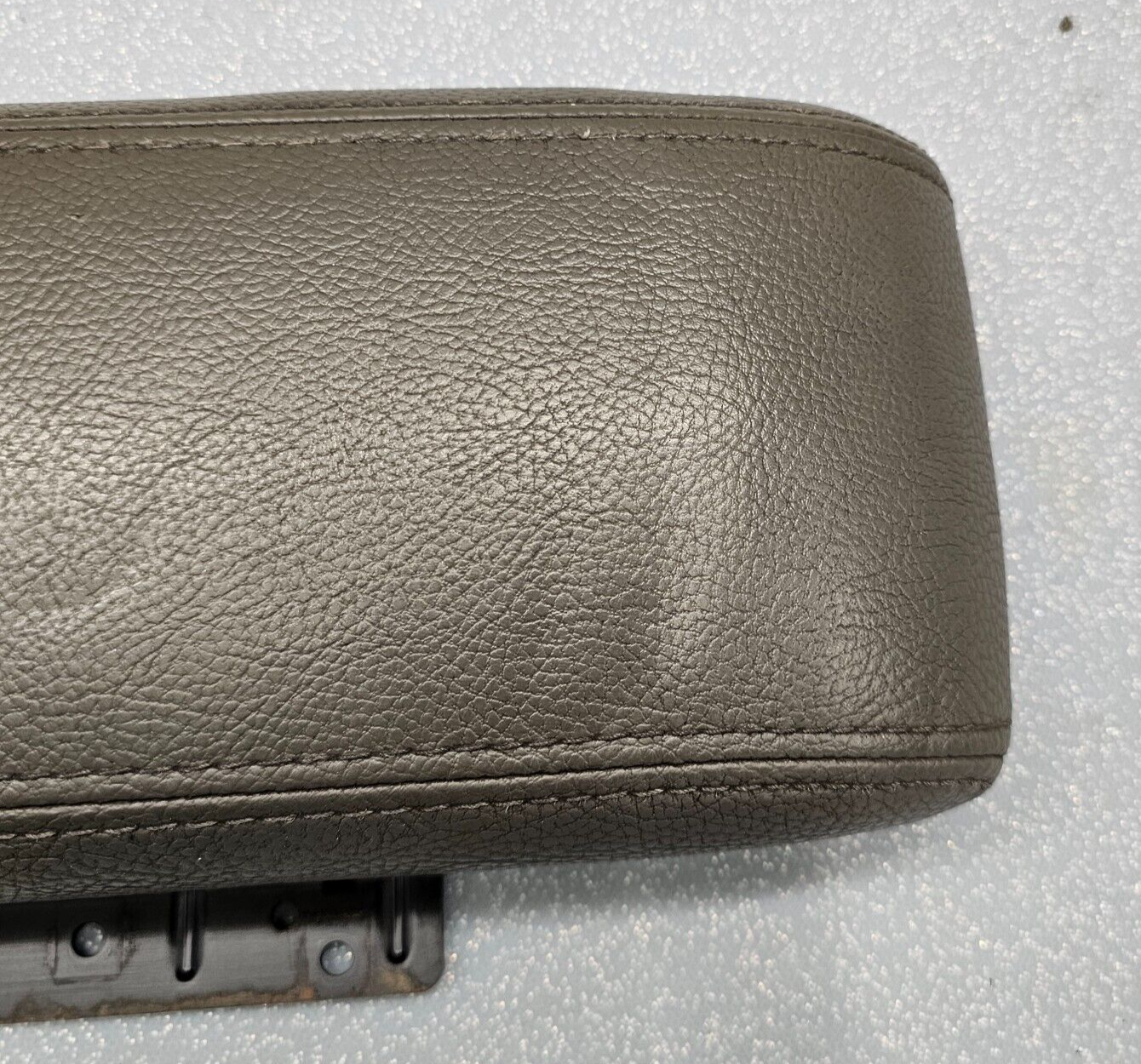 08-11 Dodge Dakota Center Console Lid Armrest Top Pad Leather Cover Assembly Tan