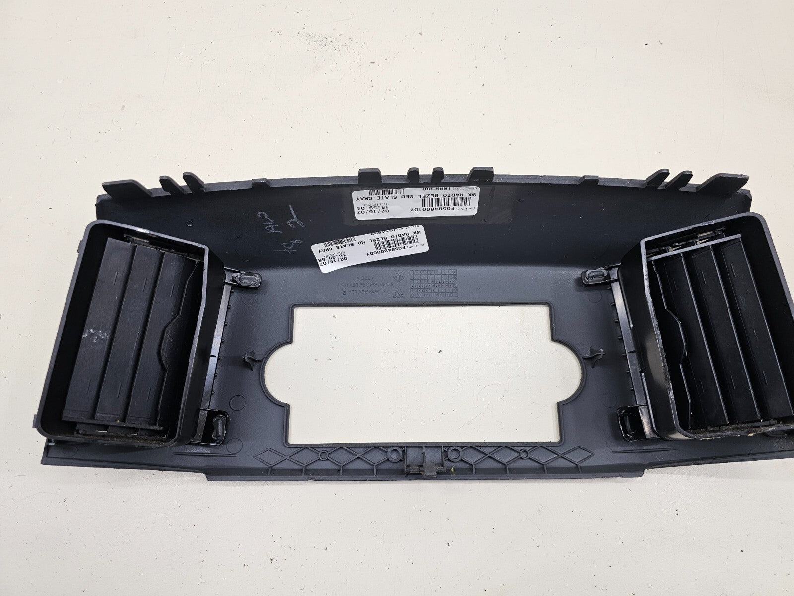 05-07 Jeep Grand Cherokee Center Radio Dash Bezel Trim Panel Surround Balck B30