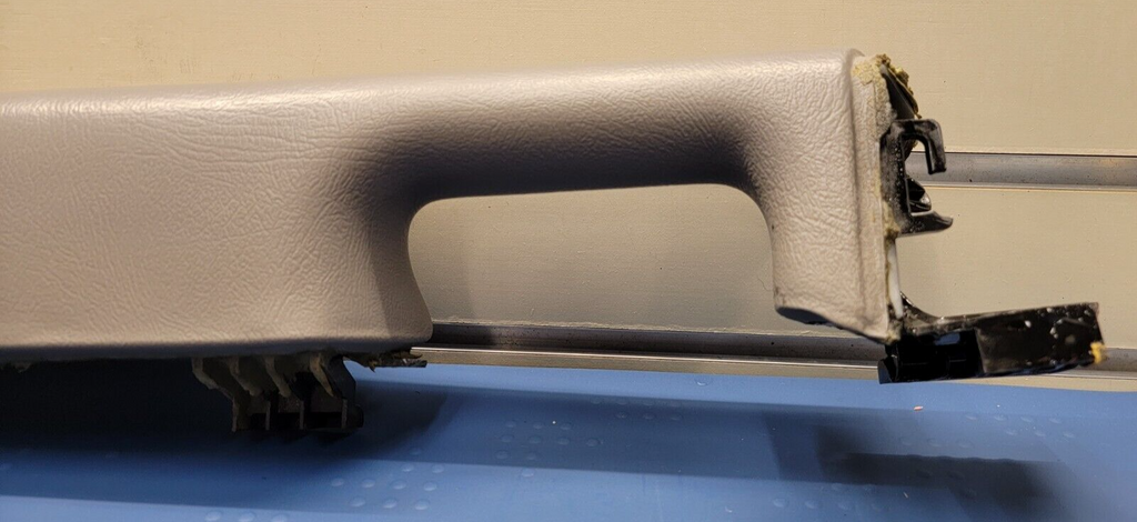 03-06 Silverado SIERRA TAHOE Door Panel ARMREST Front right Handle light gray H2