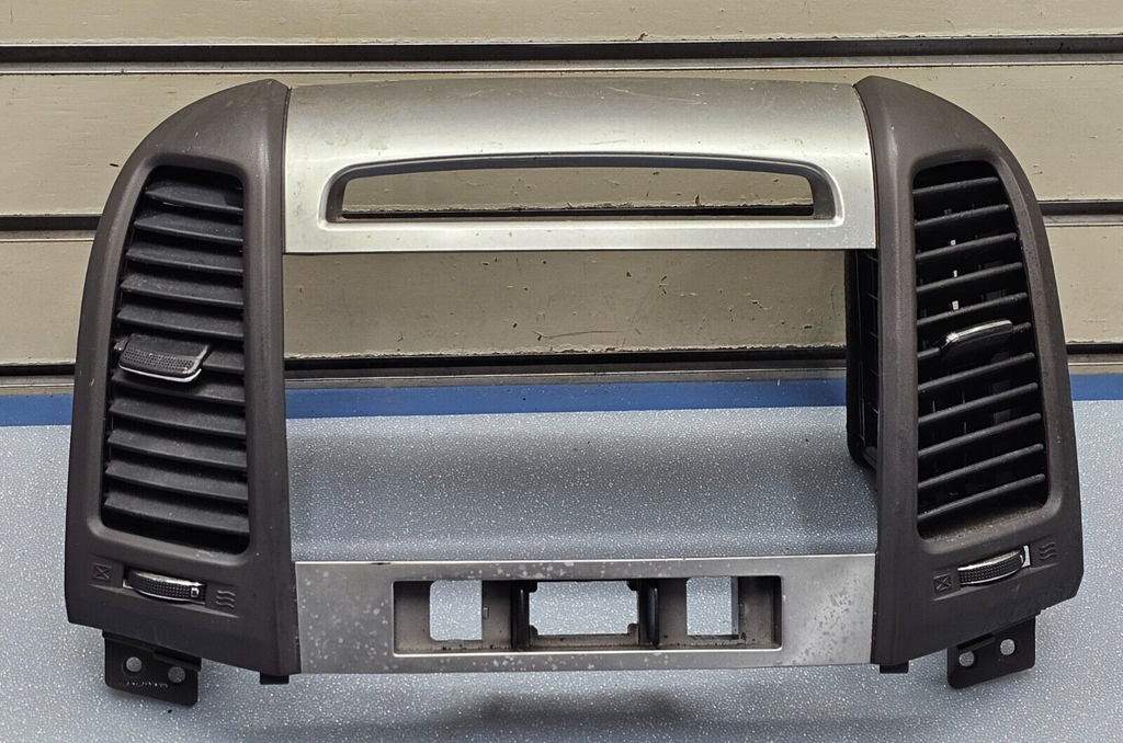 07-12 Santa Fe Dash AM FM Radio Stereo Audio Bezel Climate Trim Panel Black B53