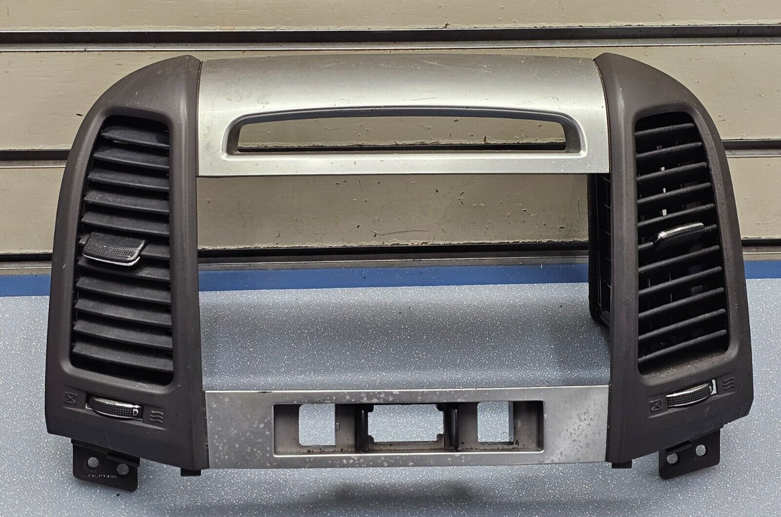 07-12 Santa Fe Dash AM FM Radio Stereo Audio Bezel Climate Trim Panel Black B53