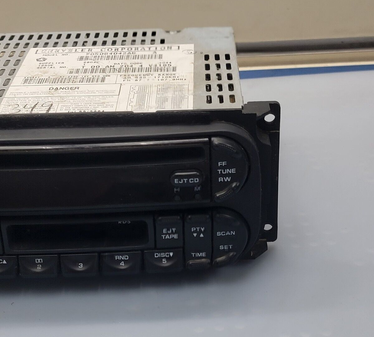 02-07 Dodge Caravan Jeep Chrysler Raz Radio CD Player & Cassette Tape AM FM