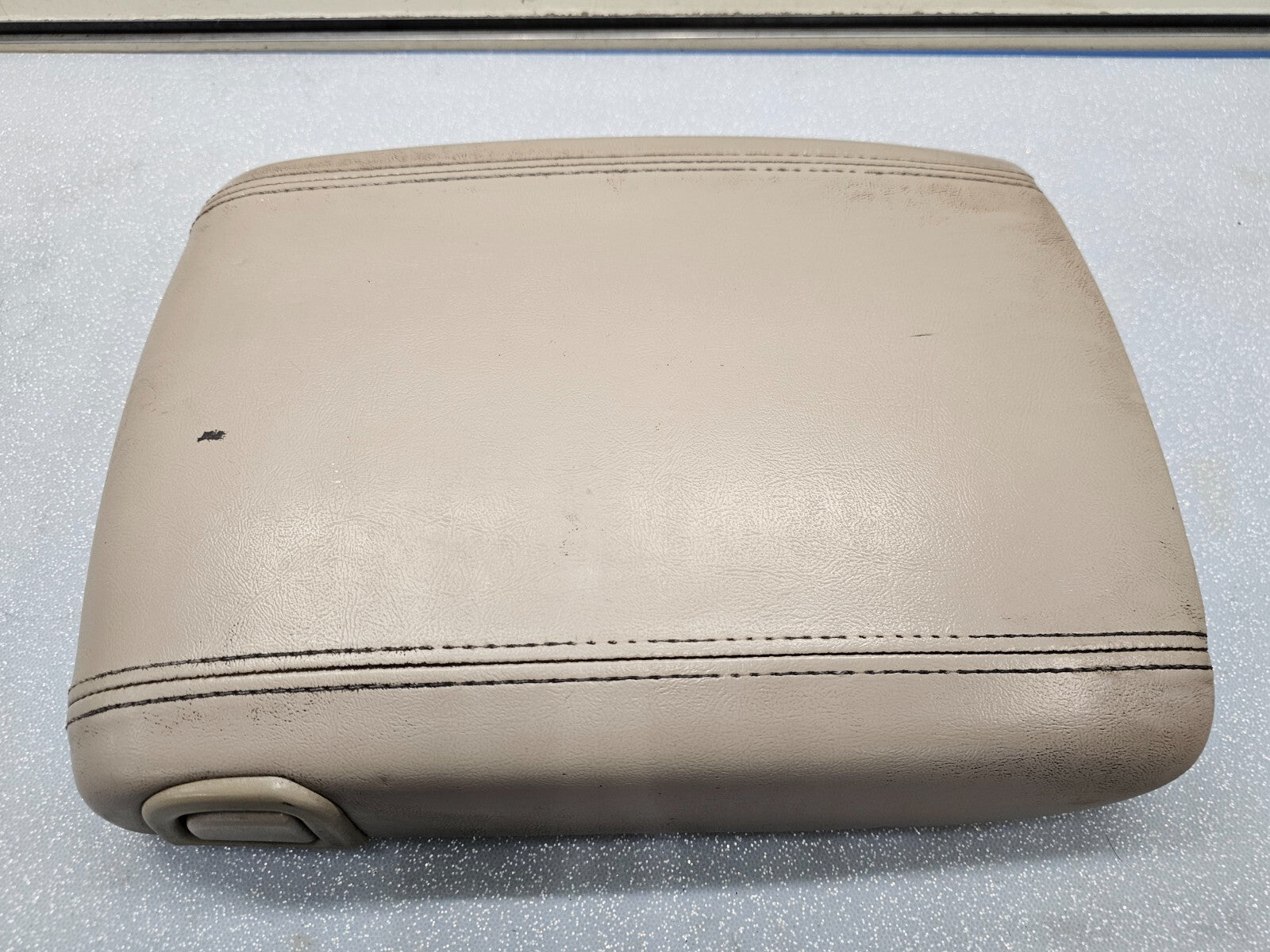 03-06 SILVERADO SIERRA Center Console Armrest Lid Storage Cover Assembly TAN L8