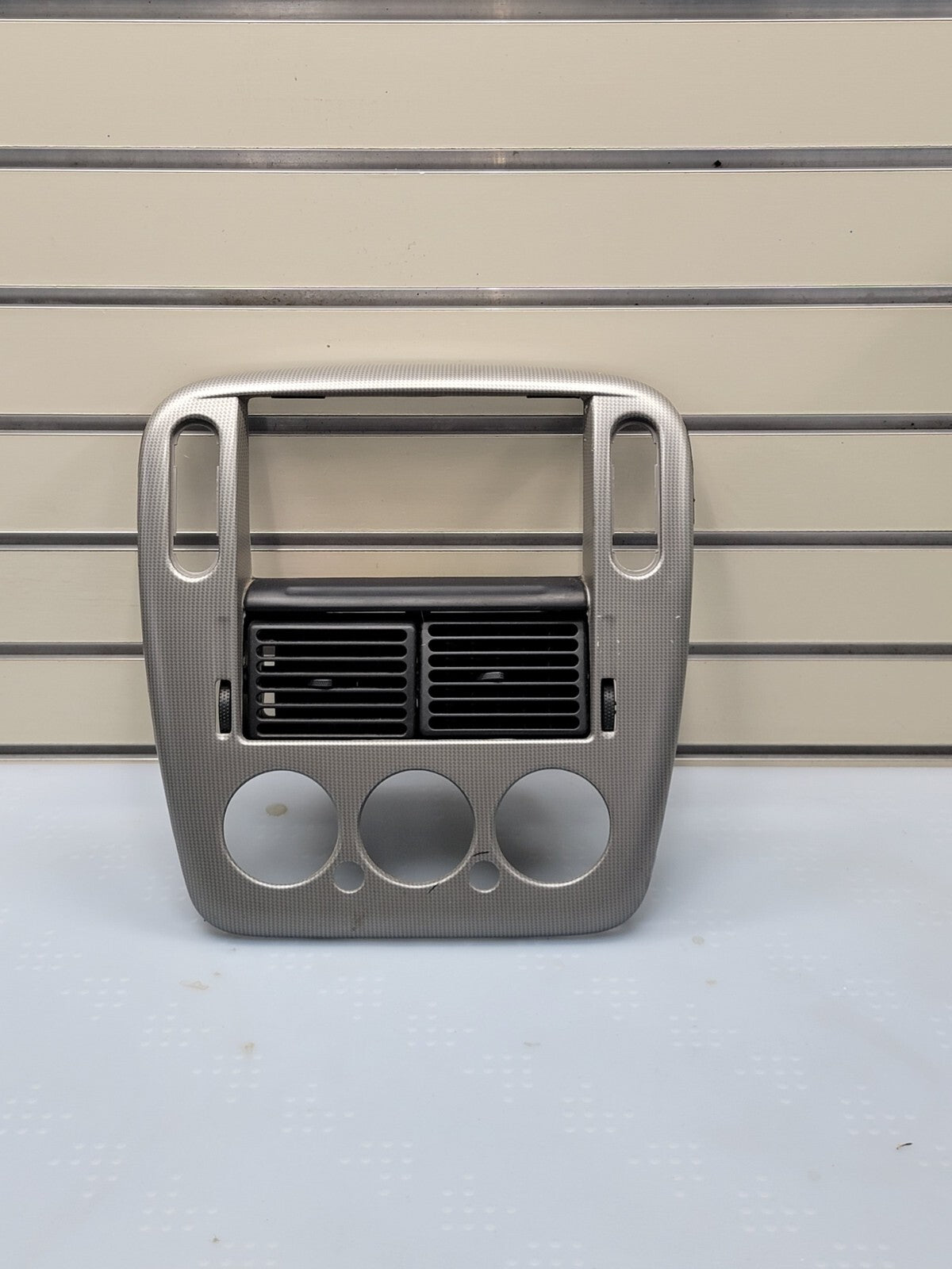 02-05 FORD EXPLORER RADIO AUDIO CLIMATE TEMPERATURE CONTROL BEZEL TRIM silver