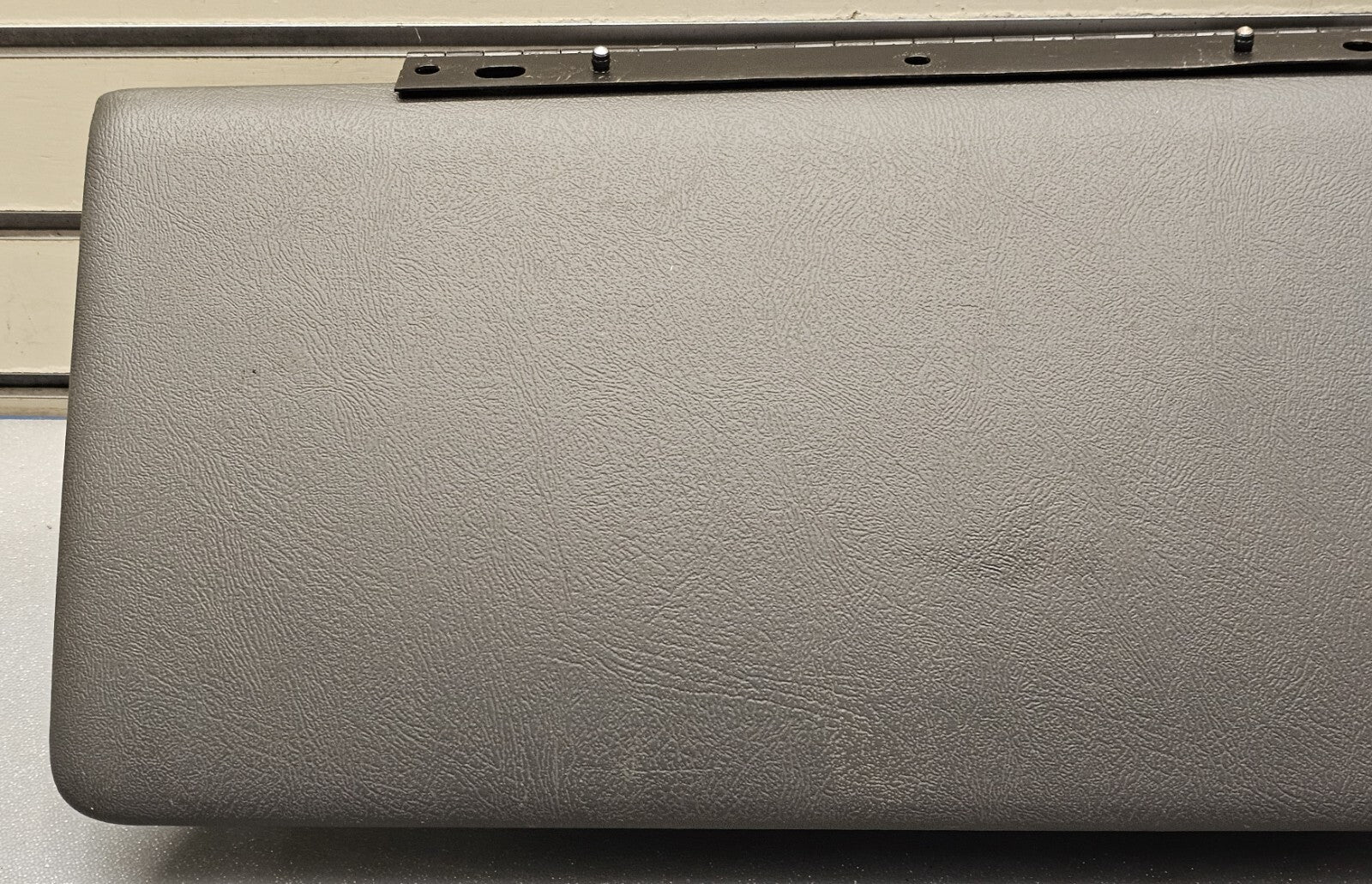 99-06 SILVERADO SIERRA Dash GLOVE BOX Storage Compartment Assembly Gray G3