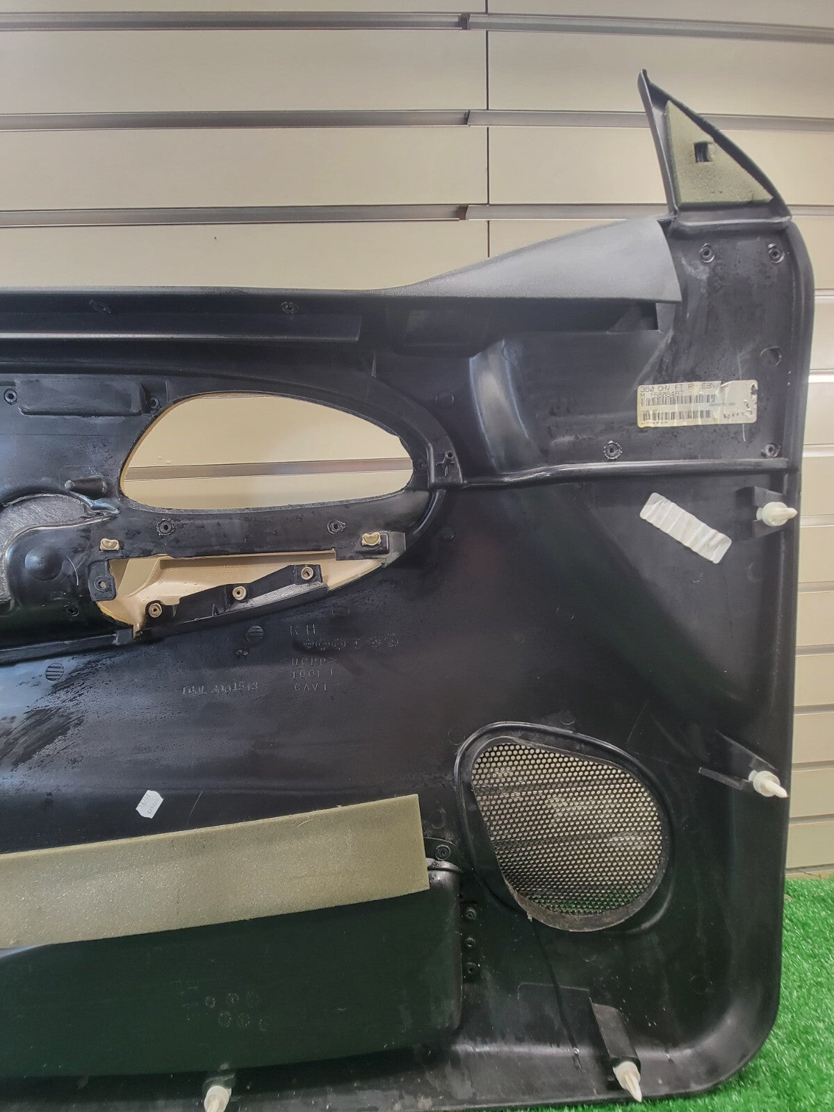 🔥2002-2009 CHEVY TRAILBLAZER Door Panel Front PASSENGER armrest BLACK/TAN D8