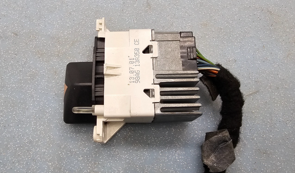 🔥02-05 FORD FOCUS HAZARD LIGHT FLASHER BUTTON CONTROL SWITCH ASSEMBLY BLACK