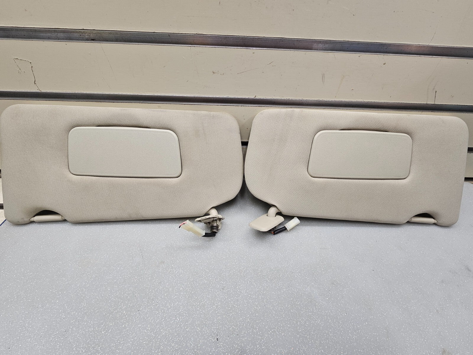🔥2007-2012 Nissan Altima Sun Visor driver and passenger set gray - lighted OEM