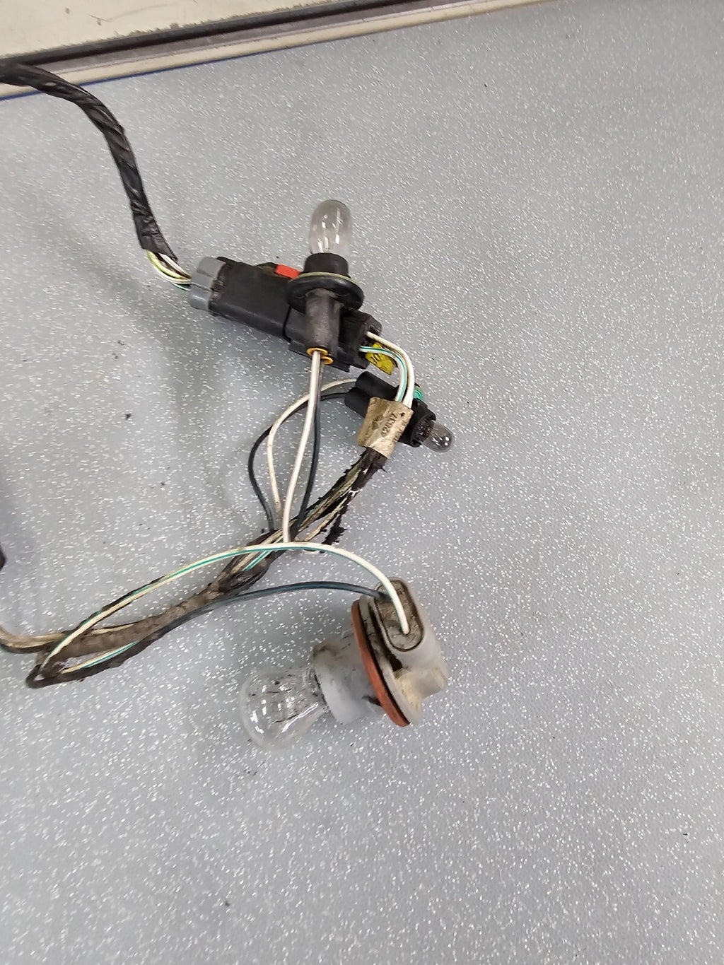 🔥2004 -2008 Chrysler Pacifica left or right tail light wiring harness OEM