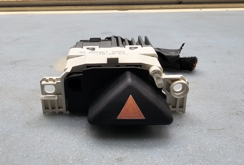 🔥02-05 FORD FOCUS HAZARD LIGHT FLASHER BUTTON CONTROL SWITCH ASSEMBLY BLACK