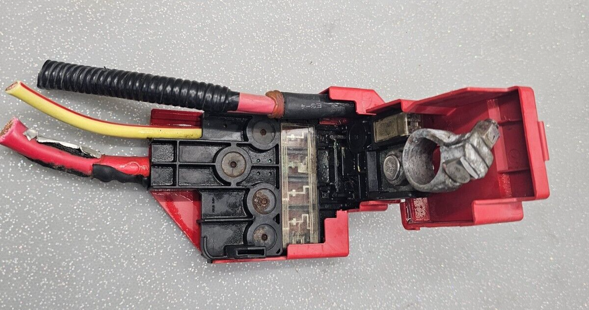 11-17 Ford Fiesta Positive Terminal Battery Block fuse Connector CLAMP 450A OEM