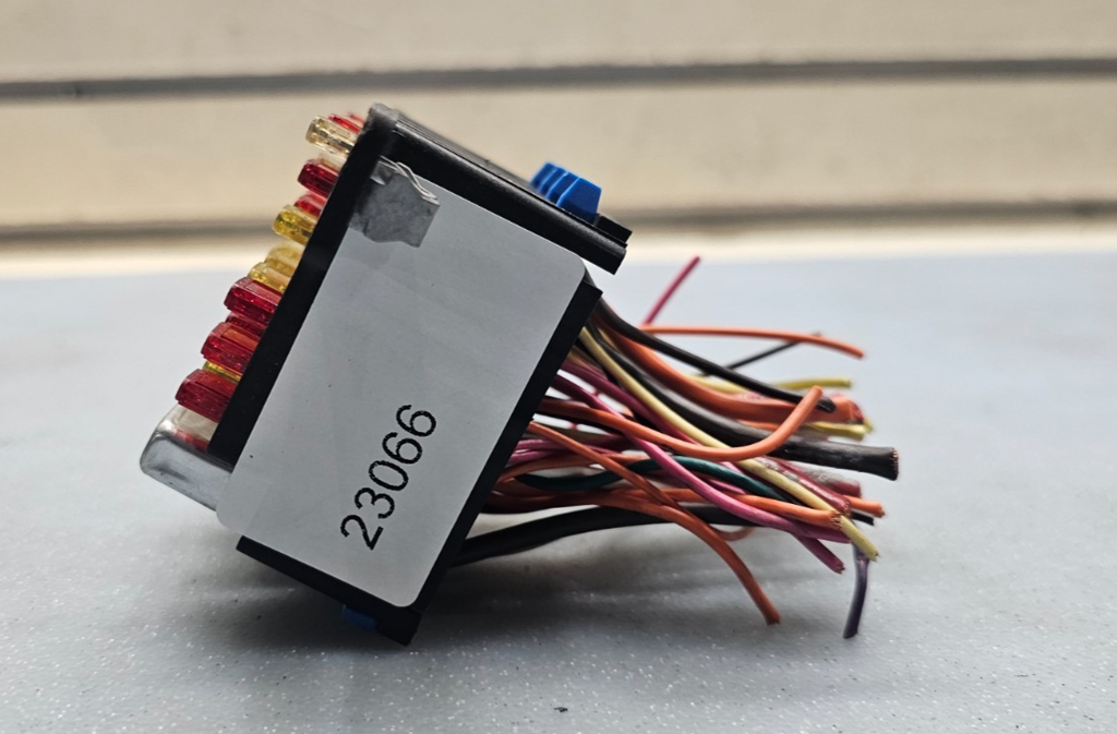 🔥95-00  Silverado Sierra Tahoe yukon Cabin Fuse Box Relay Junction Block Black