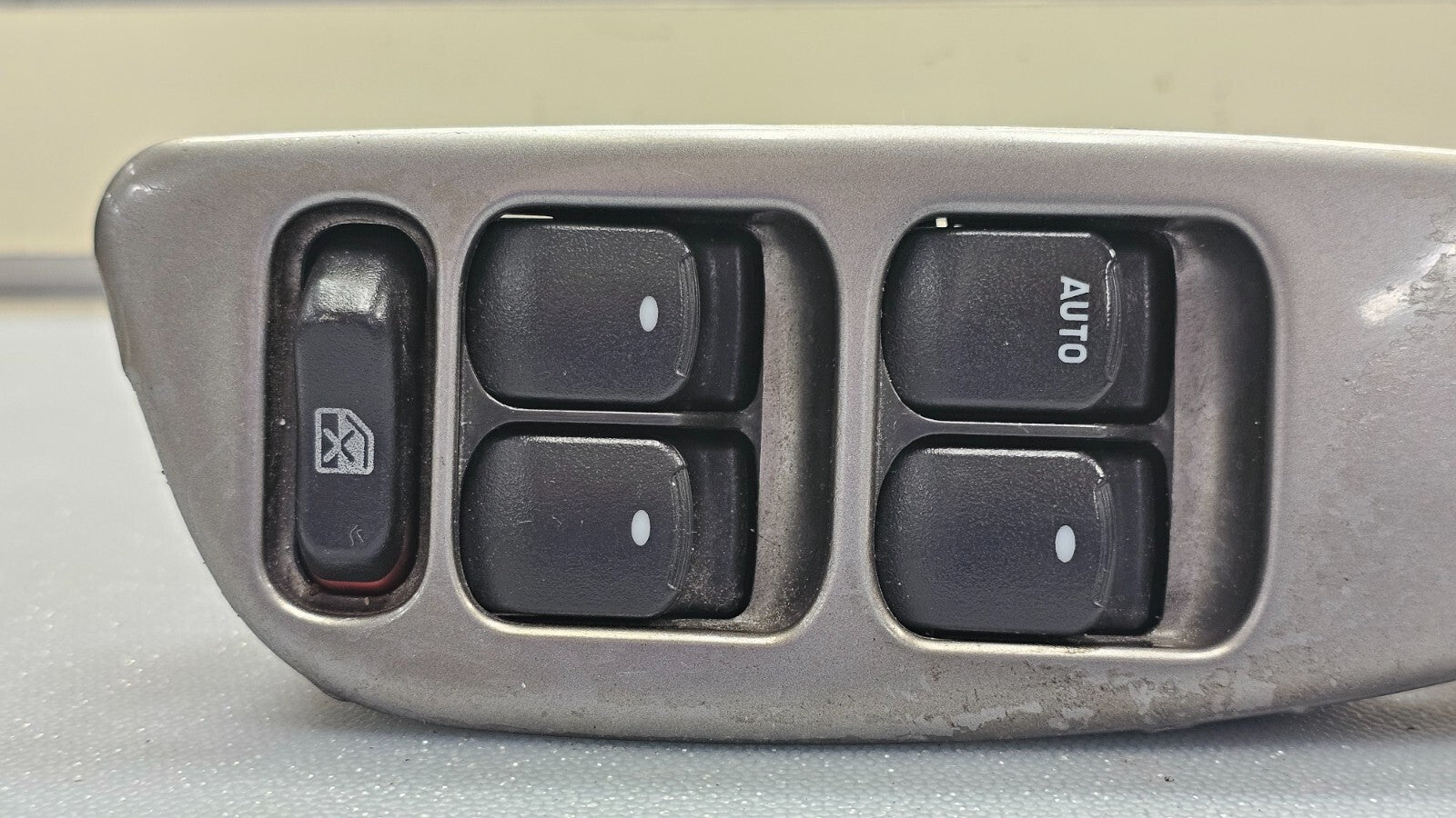 04-07 MALIBU LEFT DRIVER MASTER POWER WINDOW DOOR CONTROL SWITCH ASSEMBLY SILVER
