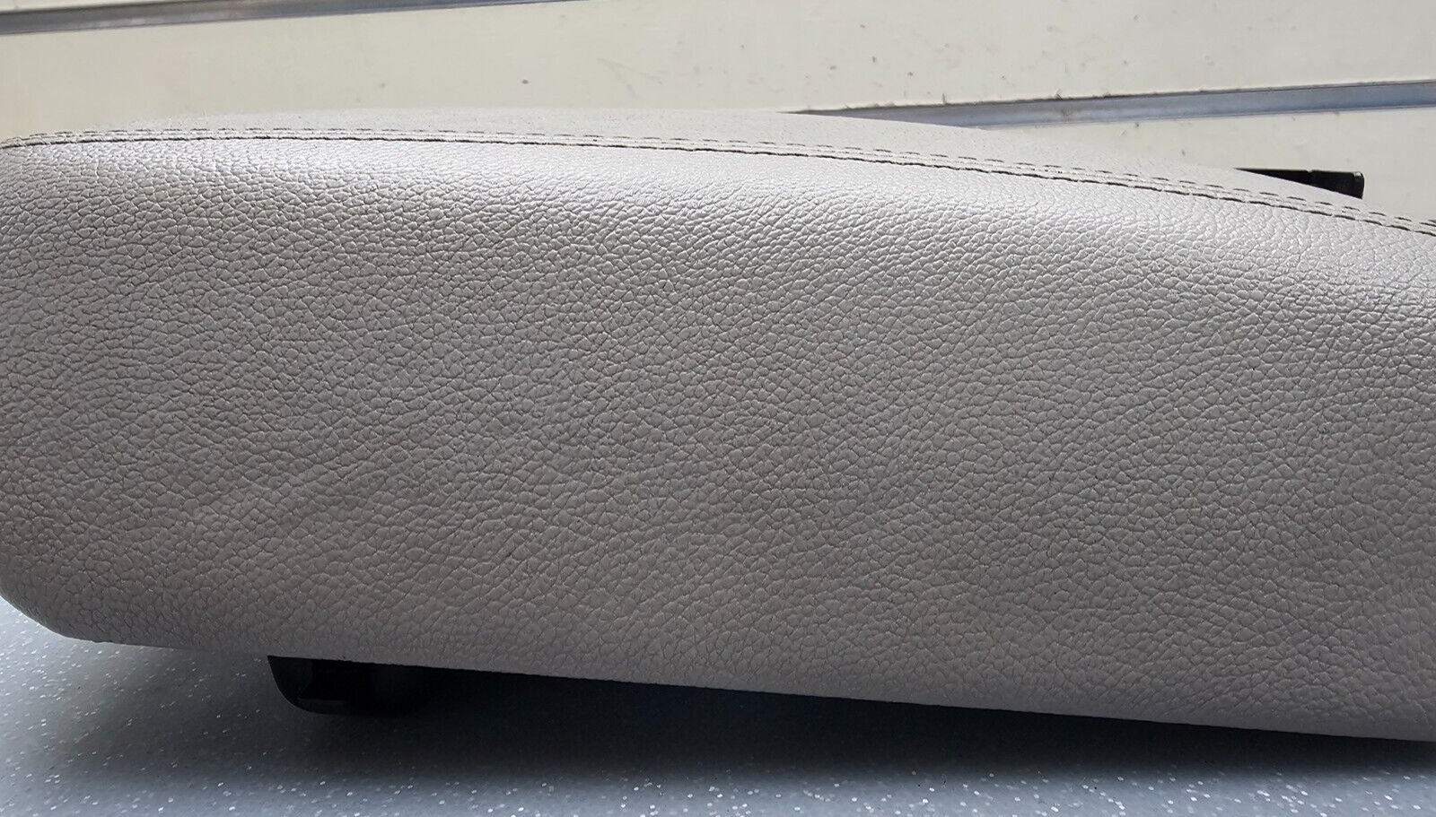 🔥15-18 KIA SEDONA Front Floor Console Lid Armrest Top Pad Storage Assembly Tan