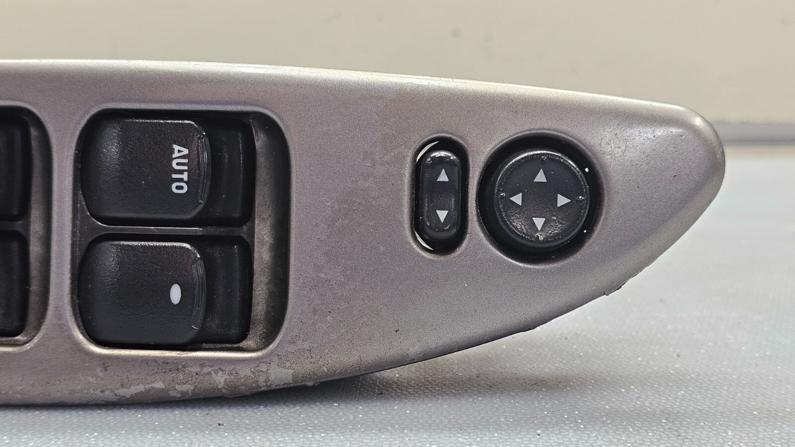 04-07 MALIBU LEFT DRIVER MASTER POWER WINDOW DOOR CONTROL SWITCH ASSEMBLY SILVER