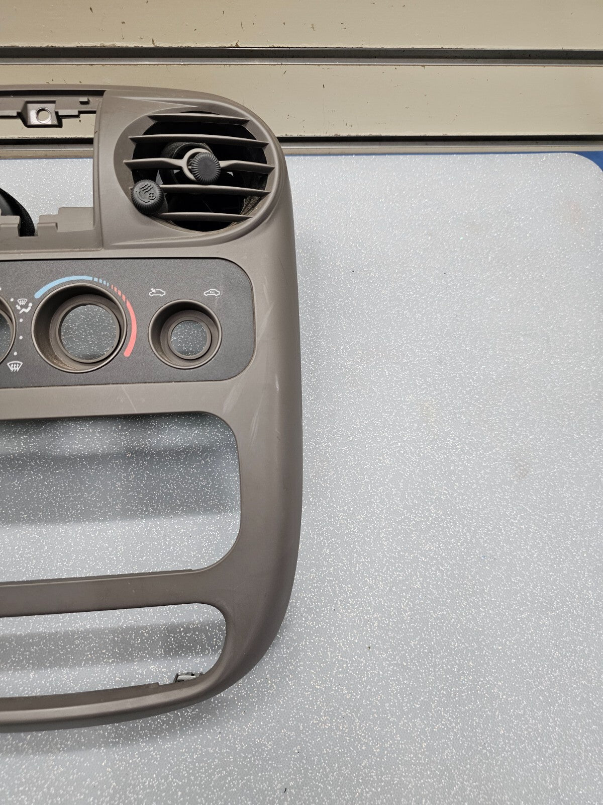 🔥01-05 Chrysler PT CRUISER Dash Radio Bezel Climate Trim Panel TAN B17