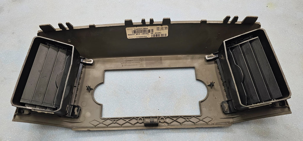 🔥05-07 Grand Cherokee Center Dash AM FM RADIO STEREO TRIM BEZEL PANEL Gray B30