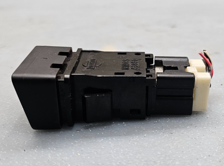 04-15 Armada Titan Hazard Emergency Warning Light Button Control Switch Assembly