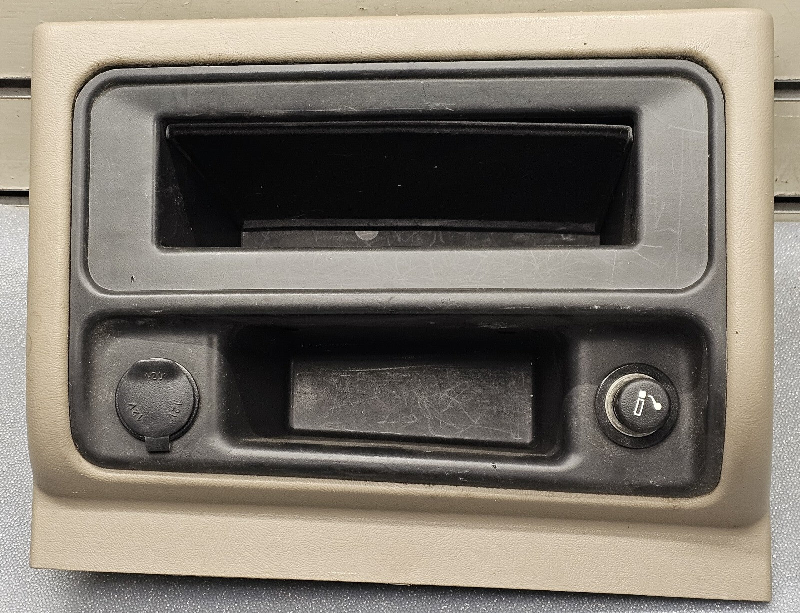 🔥03-06 CHEVY SILVERADO TAHOE GMC SIERRA CENTER CONSOLE STORAGE CUBBY TRAY TAN