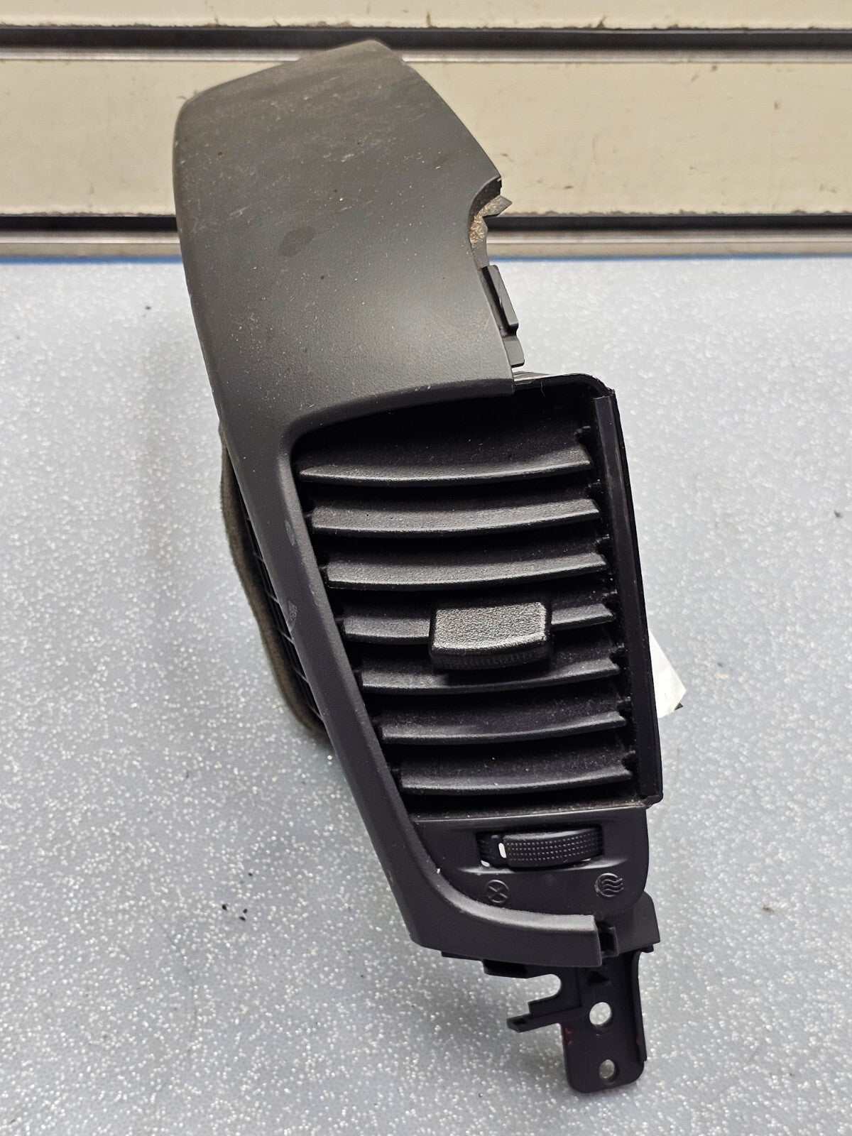 08-09 KIA SORENTO CENTRE DASH LEFT DRIVER AIR VENT HEATER CONDITIONING BLACK OEM